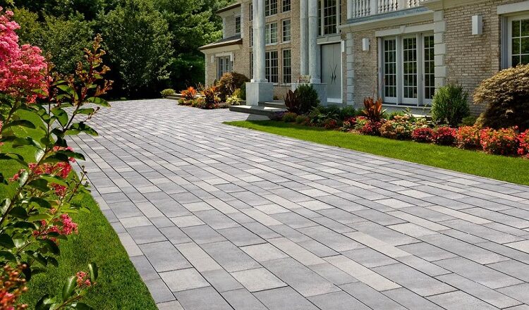Why You Must Choose A Contractor For Driveway Pavement